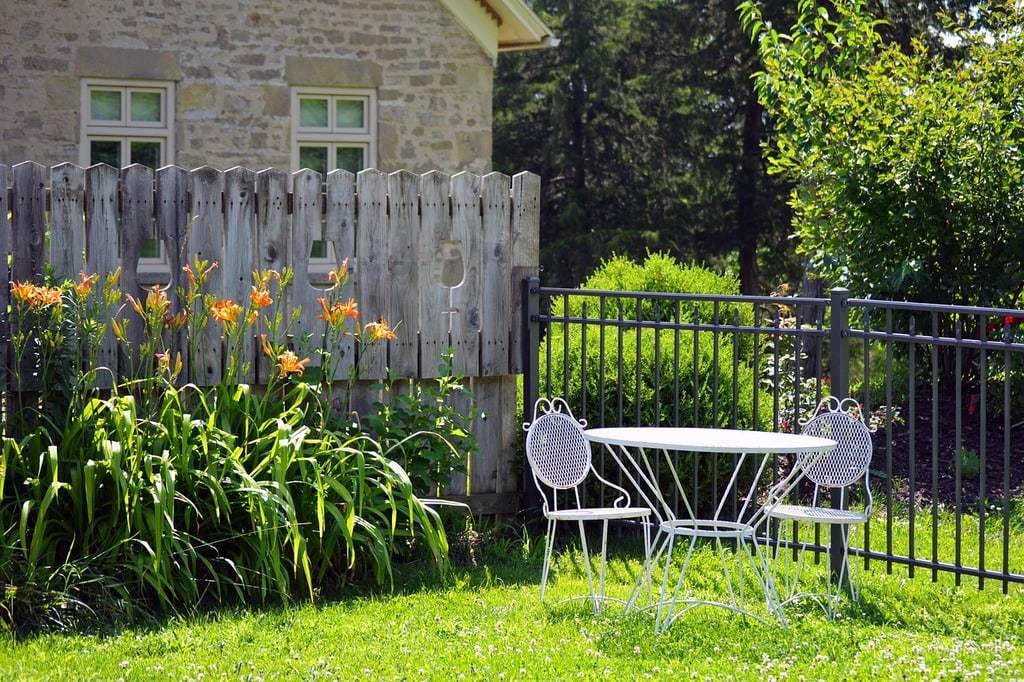 Créer un espace extérieur accueillant grâce à un aménagement soigné